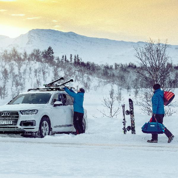 Skier loading skis on Thule SnowPack Extender